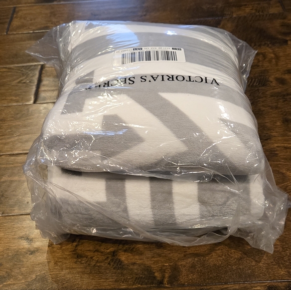 NWT PINK By Victoria's Secret Blanket In Pink And Gray - Picture 6 of 7